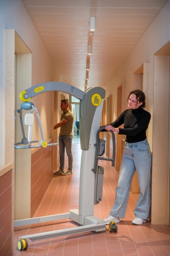 Podnośnik jezdny 2610 (Victor) z uchylnym wieszakiem ; Uchylny wieszak elektryczny - Handi-Move Podnośnik pacjenta