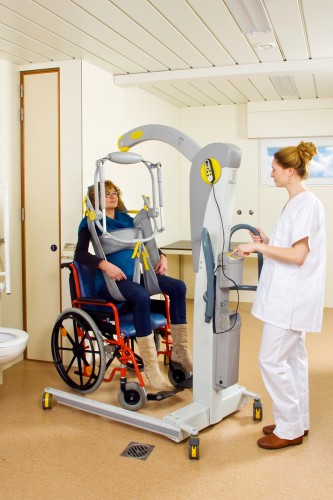 Podnośnik jezdny 2600 (Victor) ; Podnośnik jezdny 2610 (Victor) z uchylnym wieszakiem ; Kamizelka do higieny z podparciem głowy ; Uchylny wieszak elektryczny - Handi-Move Podnośnik pacjenta