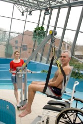 Jezdny podnośnik basenowy ; Siedzisko krzesełkowe PVC ; Wieszak klasyczny - Handi-Move Podnośnik pacjenta