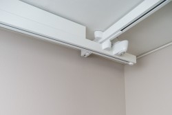 Montaż szyn sufitowych ; Szyna trawersowa - Handi-Move Podnośnik pacjenta