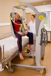 Podnośnik jezdny 2600 (Victor) ; Podnośnik jezdny 2610 (Victor) z uchylnym wieszakiem ; Uchylny wieszak elektryczny - Handi-Move Podnośnik pacjenta