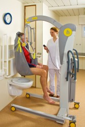 Podnośnik jezdny 2600 (Victor) ; Podnośnik jezdny 2610 (Victor) z uchylnym wieszakiem ; Uchylny wieszak elektryczny - Handi-Move Podnośnik pacjenta