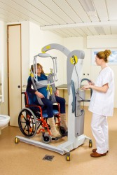 Podnośnik jezdny 2600 (Victor) ; Podnośnik jezdny 2610 (Victor) z uchylnym wieszakiem ; Kamizelka do higieny z podparciem głowy ; Uchylny wieszak elektryczny - Handi-Move Podnośnik pacjenta