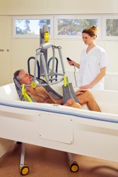 Podnośnik jezdny 2600 (Victor) ; Podnośnik jezdny 2610 (Victor) z uchylnym wieszakiem ; Uchylny wieszak elektryczny - Handi-Move Podnośnik pacjenta
