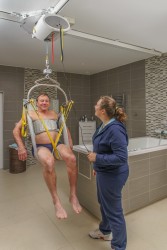 Podnośnik sufitowy - do użytku samodzielnego ; Kamizelka kąpielowa ; Wieszak Combi - Handi-Move Podnośnik pacjenta